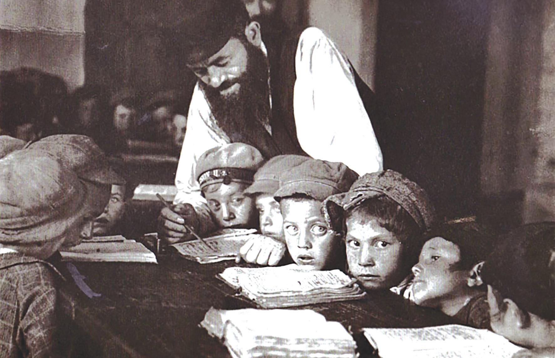 Mokytojas su vaikais chederyje (žydų pradinė mokykla). 1924 m.Fot. Alter Sholem Kacyzne, YIVO instituto fondas