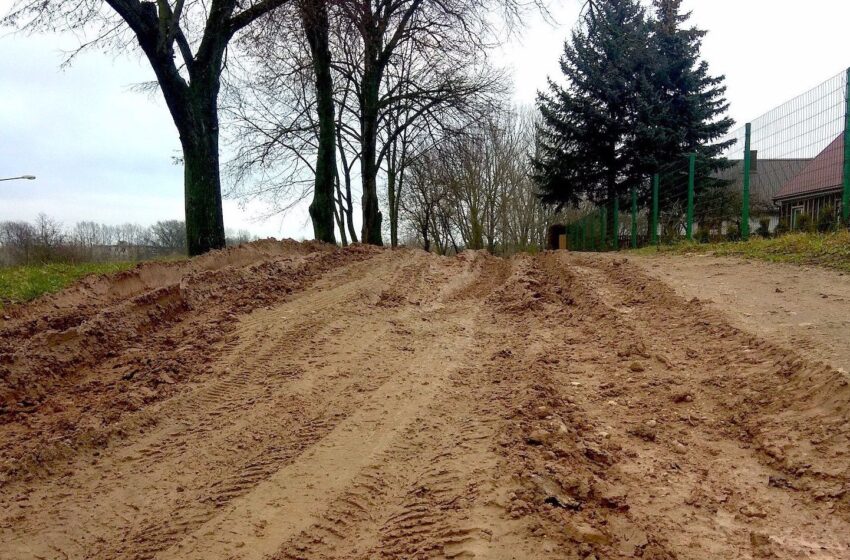  Dėl gausių kritulių pažliugo kaimo keliai