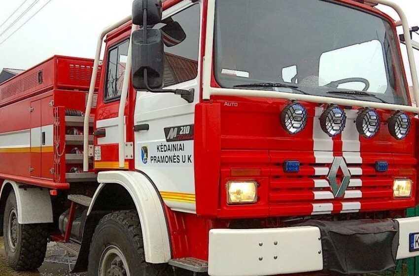  Josvainių ugniagesiams perduotas automobilis „Renault“