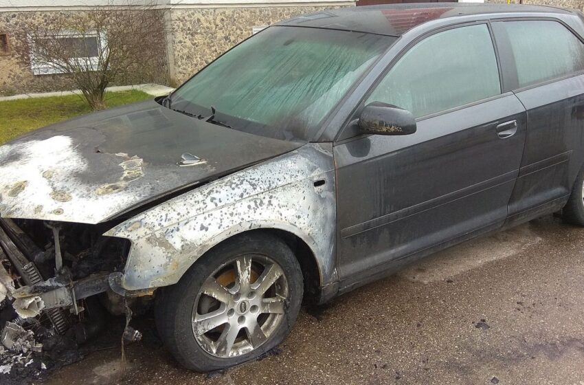  Mieste liepsnojo automobilis (VAIZDO ĮRAŠAS)