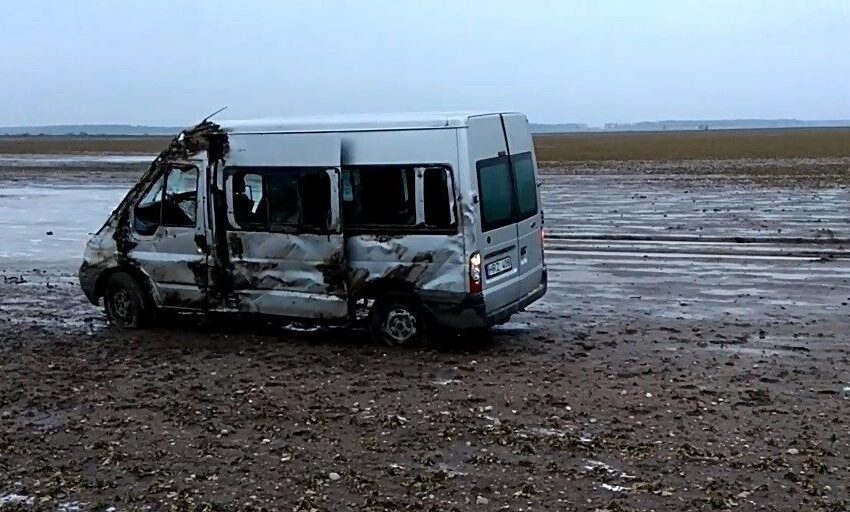  Nuo kelio nuvirto mikroautobusas su vaikais (VIDEO)