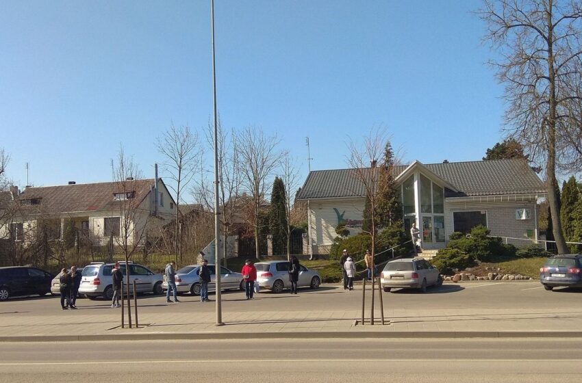  Prie vaistinės nusidriekė eilės