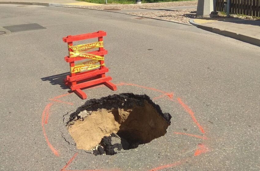  Smilgos gatvėje atsivėrė smegduobė