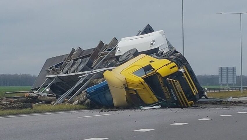  Ties Cinkiškiais – dviejų vilkikų ir keleivinio autobuso avarija