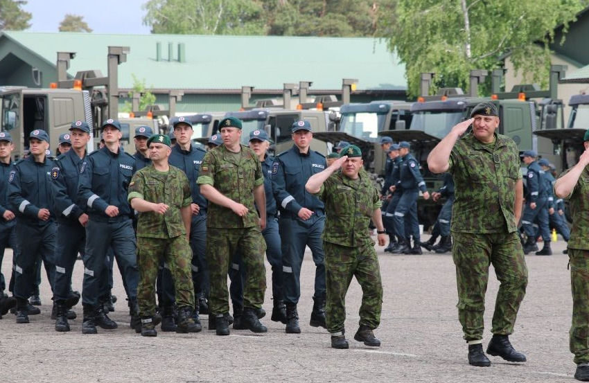  Būsimi policijos pareigūnai baigė karybos kursus (fotogalerija)