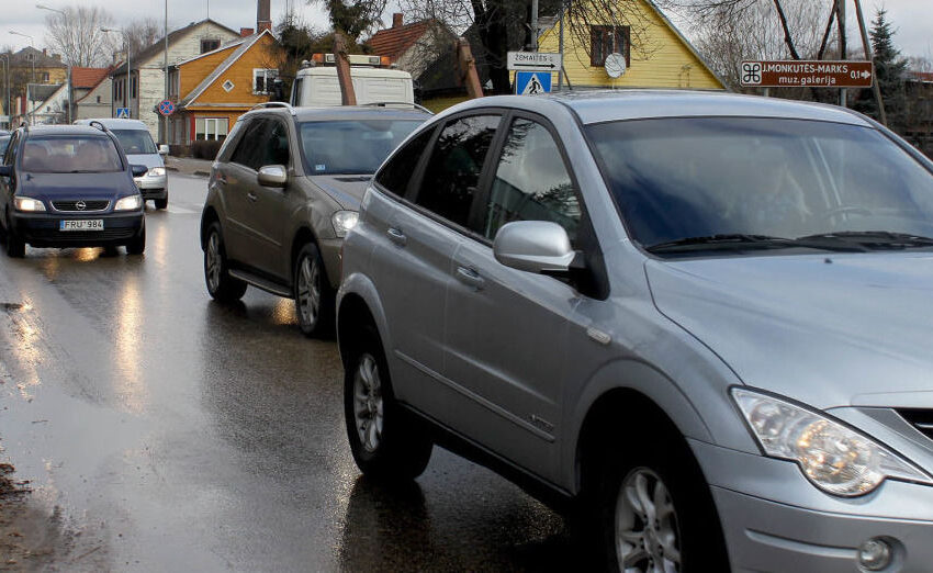  Miesto centre susidūrė trys automobiliai. Mieste eismo spūstys