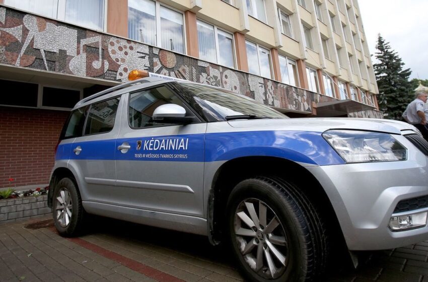  Besibūriuojančius viešose vietose drausmina per garsiakalbį