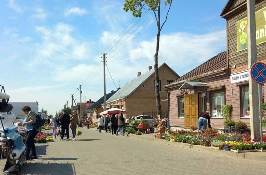  Vyriausybė leido atnaujinti prekybą turguje, mažus renginius lauke, atvers sienas