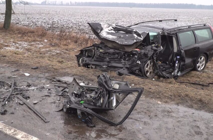  Per avariją rajone prispausti 3 žmonės, vienas iš jų žuvo (foto, video)