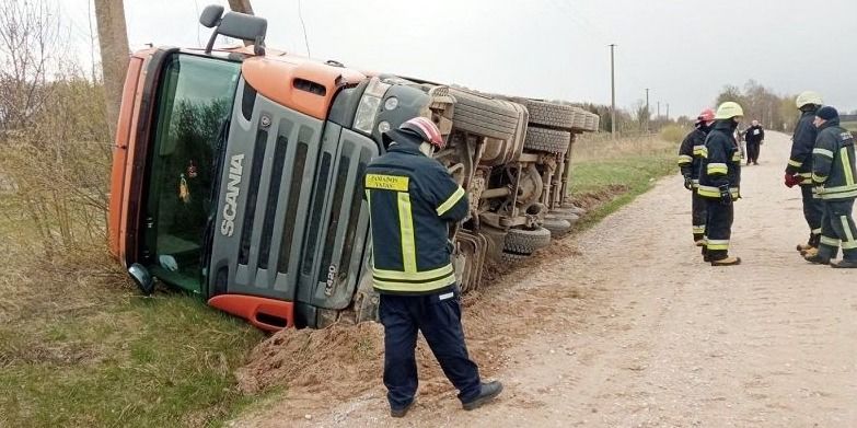  Slikiuose nuo kelio nuvažiavo ir apvirto krovininis automobilis (fotogalerija)