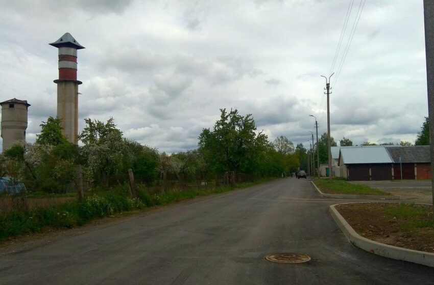  Vilainių seniūnijoje liejamas ištisinis asfaltas