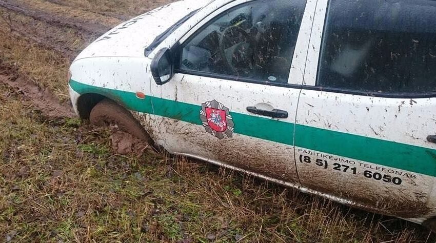  Gelbėtojai traukė užklimpusį policijos automobilį