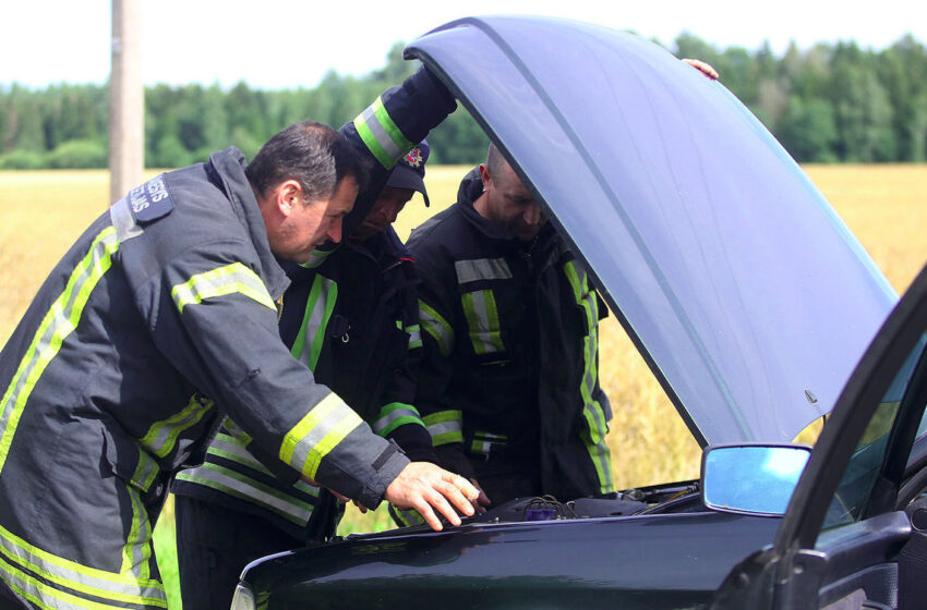  Angiriuose užsiliepsnojo senjoro vairuojamas automobilis (fotogalerija)