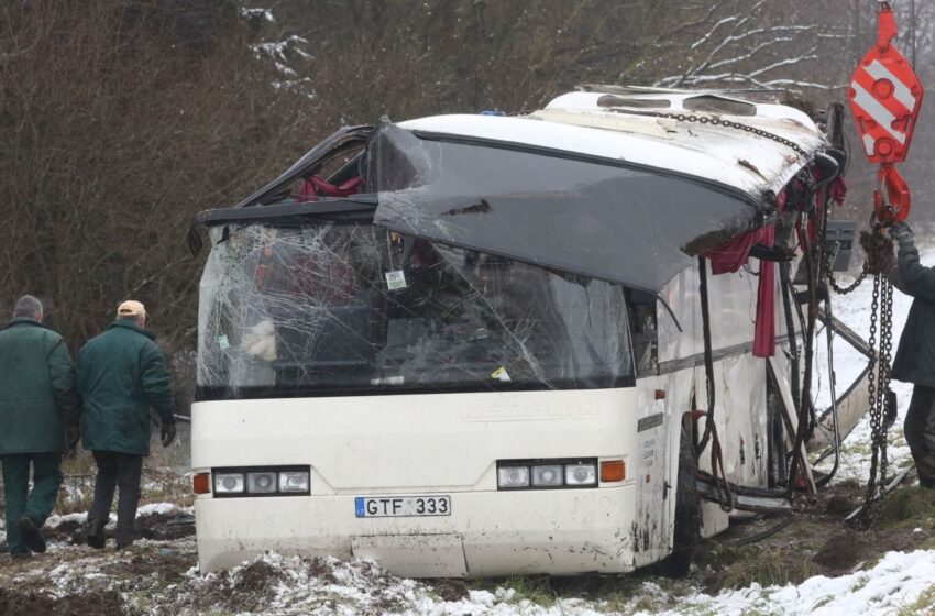  Nuo kelio nuvažiavo autobusas su 35 mažamečiais kėdainiečiais. 2 vaikai reanimacijoje (FOTOGALERIJA)