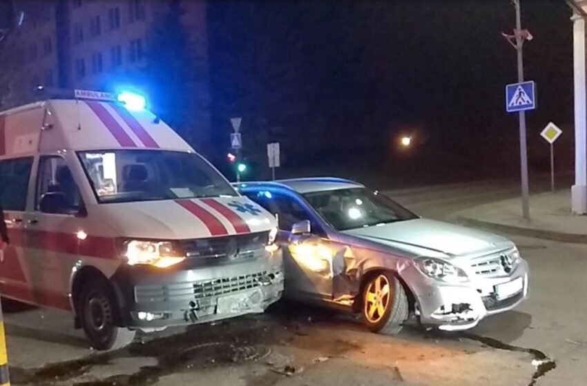  Į avariją pateko su ligoniu skubėjusi greitoji (VAIZDO ĮRAŠAS)