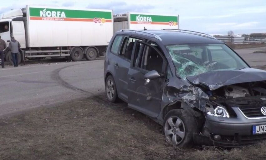  Pramonės rajone sunkvežimis sutraiškė lengvąjį automobilį (vaizdo reportažas)