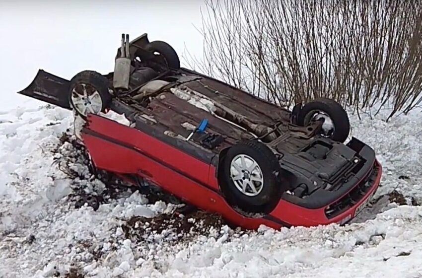  Avarija Kėdainių rajone: po smūgio automobilis apvirto ant stogo