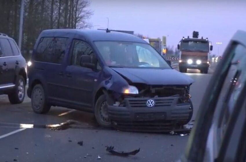  Bandydamas apsisukti sukėlė avariją (VIDEO)