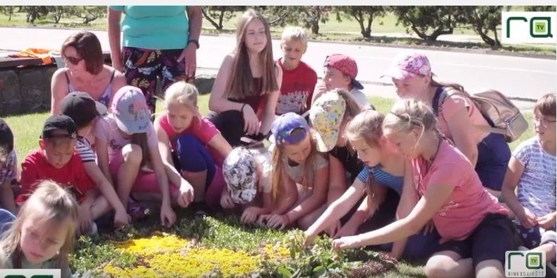  Pelėdnagiškiai stovykloje kūrė žemės kilimus (VIDEO)