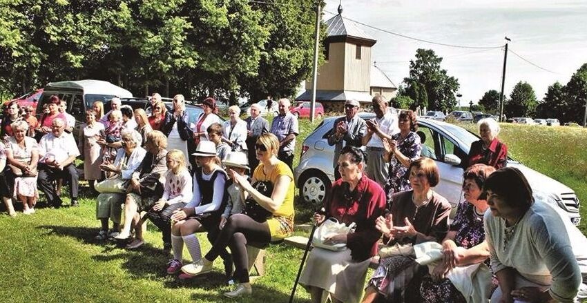  Gimtinėn grįžę po dešimčių metų – šiukštu neaplenkia koplytėlės