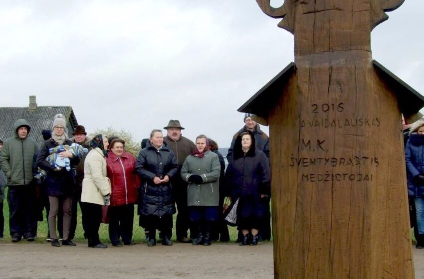  Atstatė ir pašventino kryžių partizanams (galerija)