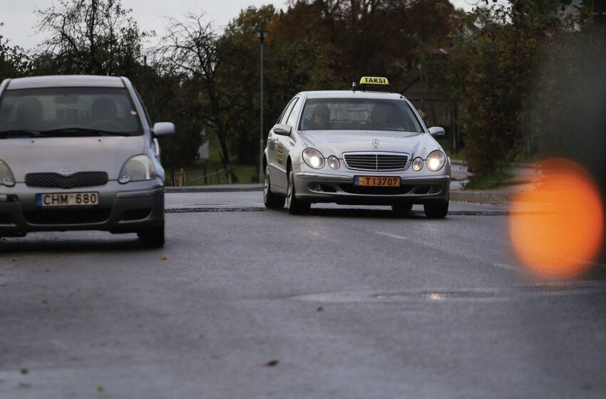  Nors atšilo, kelių  būklė stebima kaip žiemą