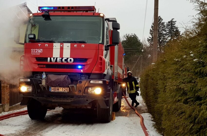  Ugniagesiai tapo kaimynų konflikto įkaitais