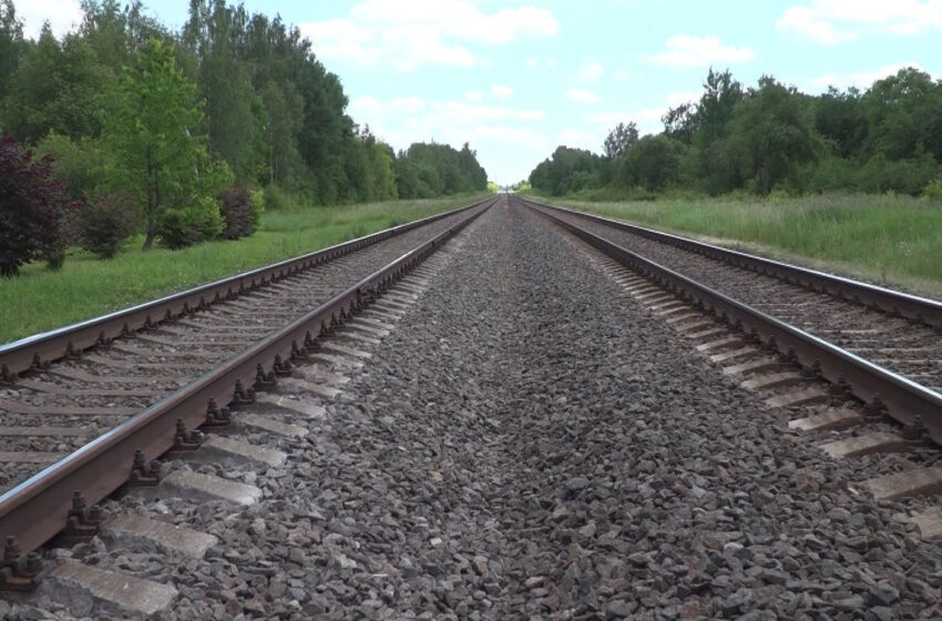  Traukinio partrenktas dviratininkas bėgo nuo medikų (video reportažas)