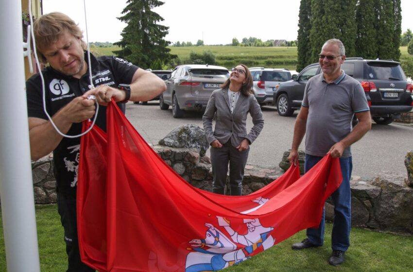  Dovanoja Vyčio vėliavas (su fotogalerija)