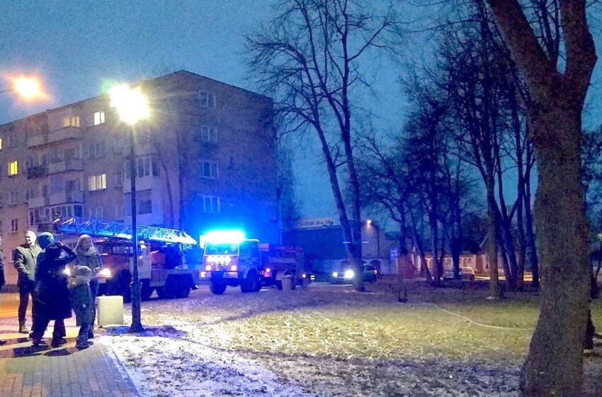  Daugiabutyje atvira liepsna degė butas (FOTOGALERIJA)