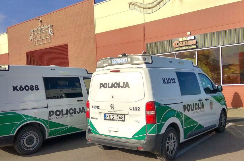Lazdomis ginkluoti vyrai apiplėšė lošimų automatų saloną