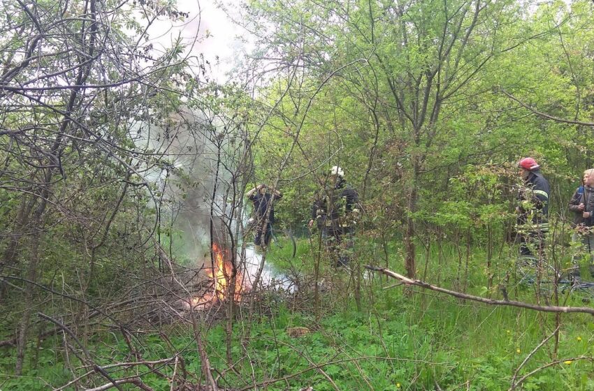  Vaikai linksminosi padeginėdami išmestas padangas