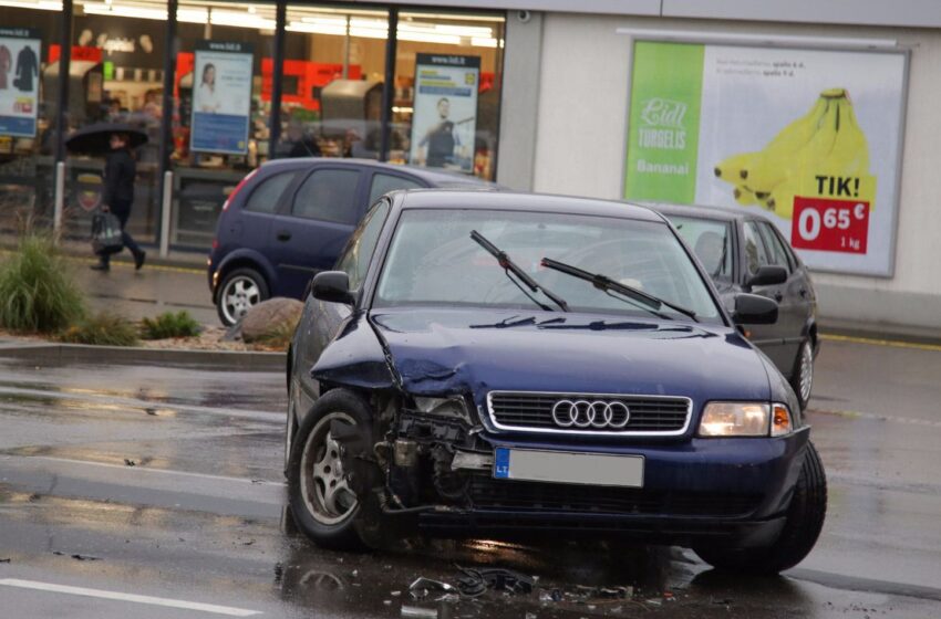  Avarija prie „Lidl“: susidūrė „BMW“ ir „Audi“ (papildyta nuotraukų galerija)