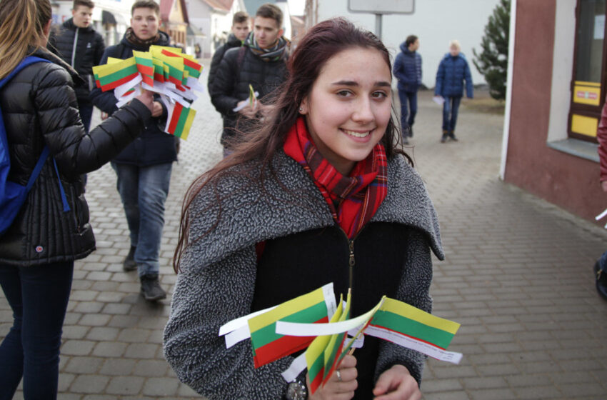  Moksleivių dovana – 500 trispalvių (su fotogalerija)
