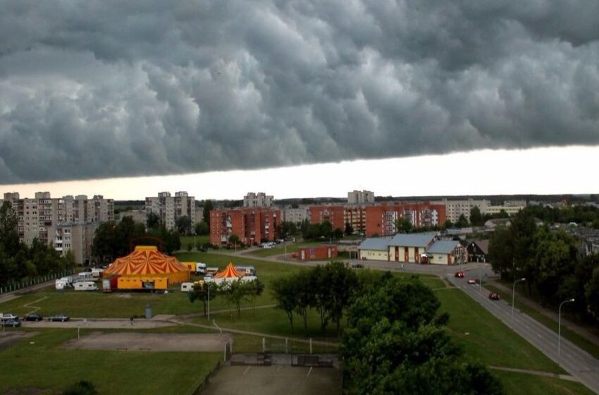  Virš Kėdainių užslinko audros debesys