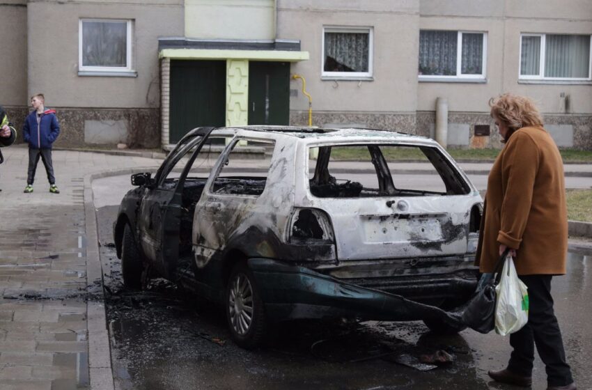  Liaudies gatvėje liepsnojo automobilis (foto, video)