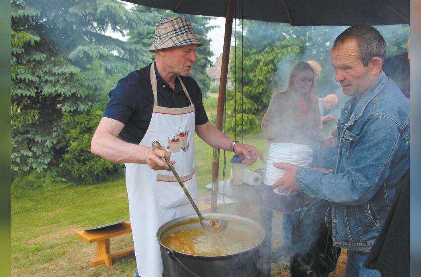  Kas šiandien pietums? 30 litrų seniūno virtos sriubos!