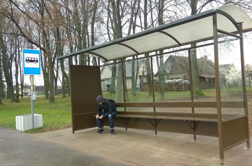  Josvainiuose pastatytas naujas autobusų laukimo paviljonas