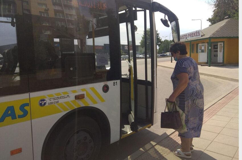  Tikrina, ar keleiviai viešajame transporte dėvi apsaugines veido kaukes