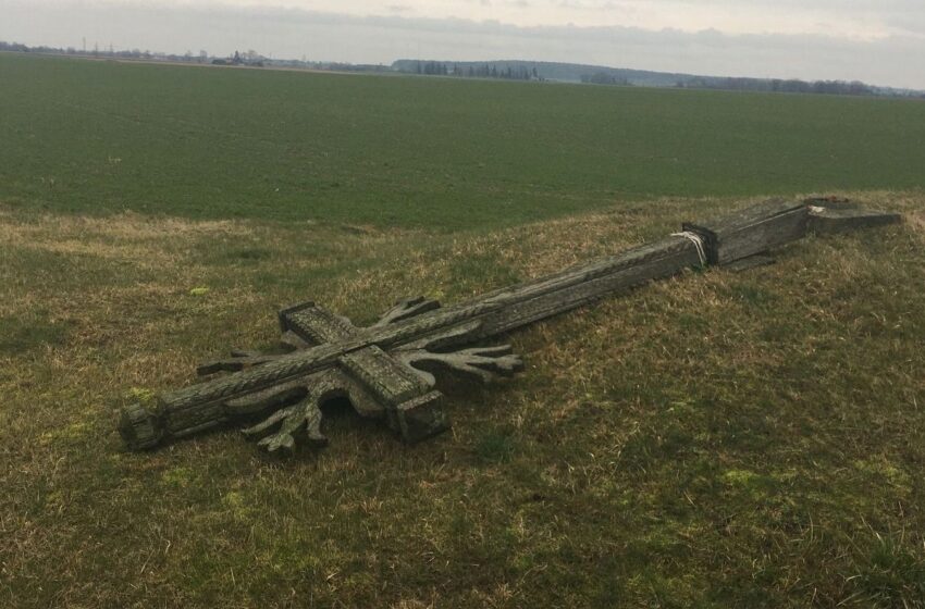  Vėjas nuvertė kryžių