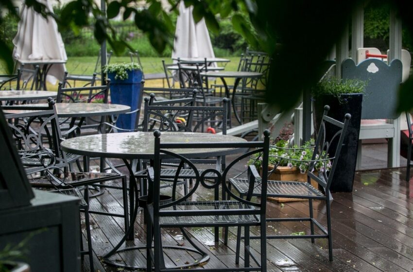  Vyriausybė leido atnaujinti darbą lauko kavinėms, grožio salonams, lankytis muziejuose