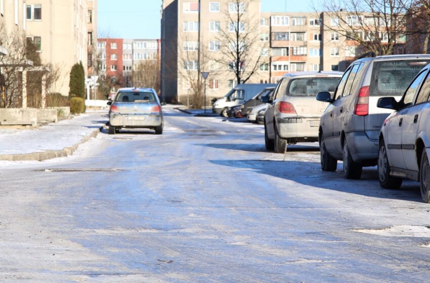  Eismą sunkina daug kur susiformavęs plikledis