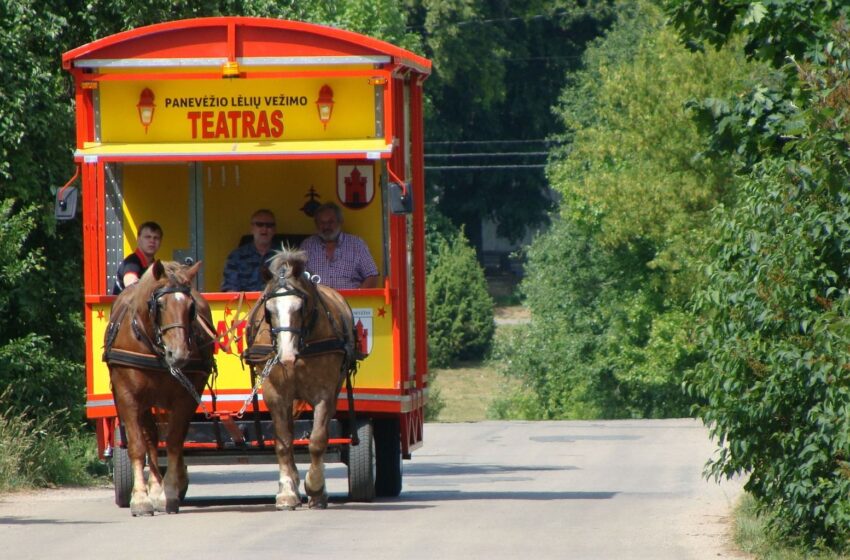  Krakiškių arkliai traukia teatro vežimą po visą Lietuvą