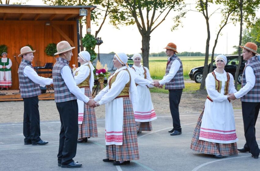  Kėdainiuose – respublikinis liaudiškų šokių festivalis „Sukasi trys kartos“