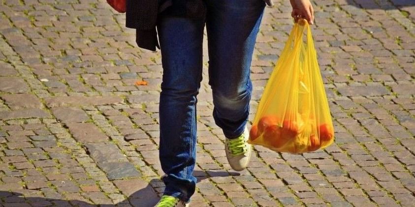  Aplinkosaugininkai kviečia gyventojus naudoti mažiau plastikinių maišelių