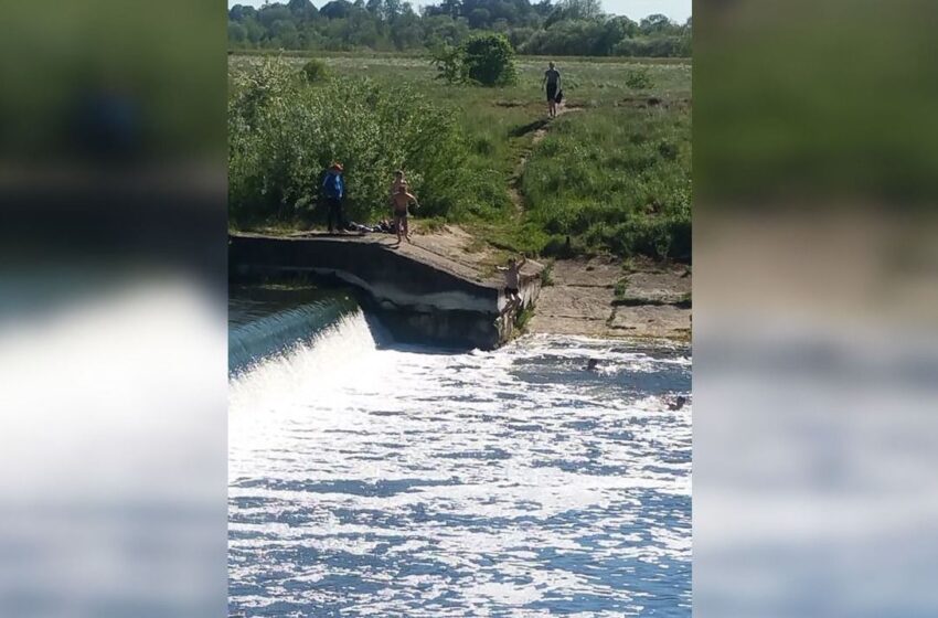  Gyventojai baiminasi nelaimės: Skongalio užtvankoje maudosi vaikai