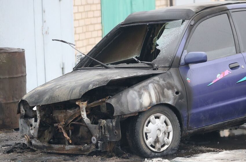  Garažų masyve užsidegė automobilis (FOTOGALERIJA)