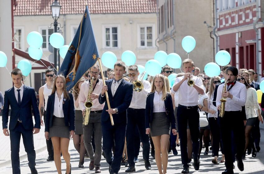  Šviesiosios abiturientams sučirškė paskutinis skambutis