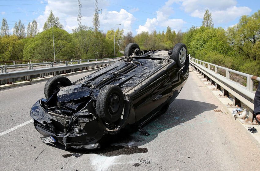  Ant tilto vertėsi automobilis (iš įvykio vietos)