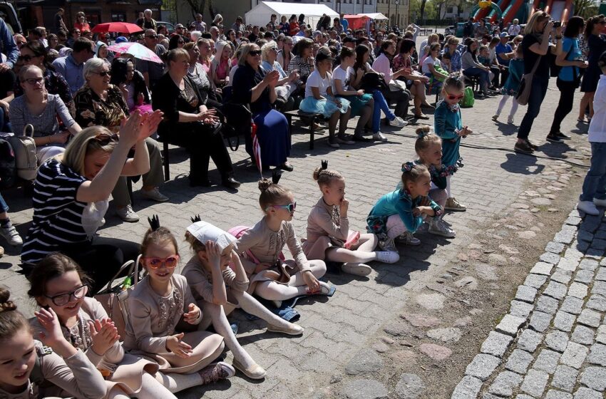  Rinkos aikštėje skambėjo vaikų dainos ir juokas